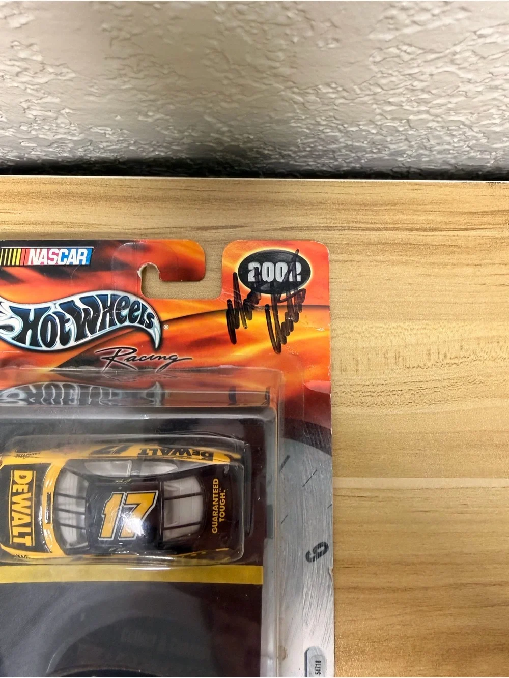 Hot Wheels NASCAR DEWALT #17 Die-Cast Car 1:64 Matt Kenseth New in Box Signed